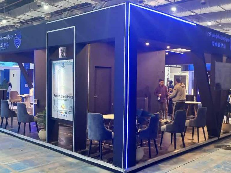 بوث بإطار مضيء ومنطقة جلسات للاجتماعات